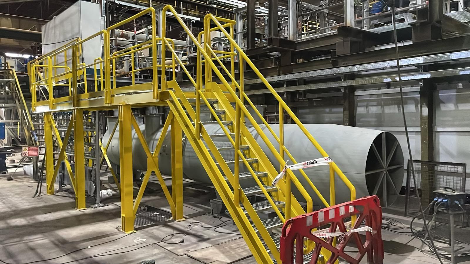 Plateforme et escalier métalliques sur un site industriel