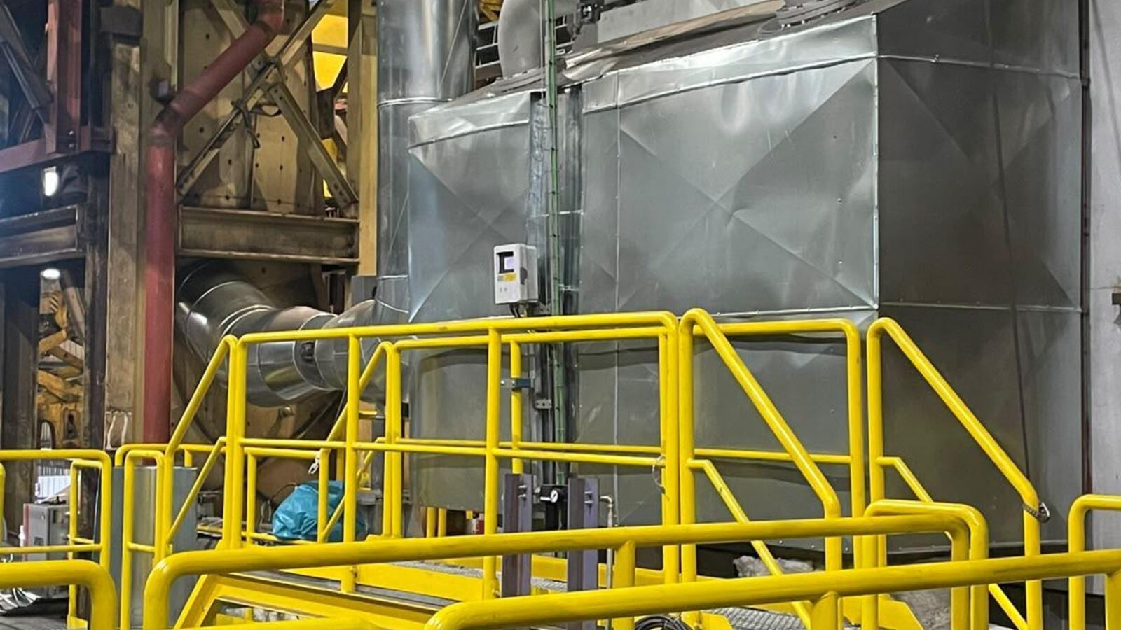 Plateforme métallique jaune et installations calorifugées